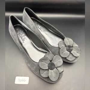 **CLOSET CLOSEOUT** Lifestride Gray Floral Suede Ballet Flats - NIB SZ 6